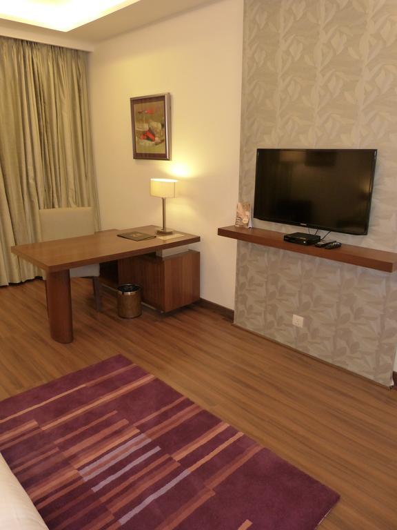 32Nd Milestone Hotel Gurgaon Phòng bức ảnh